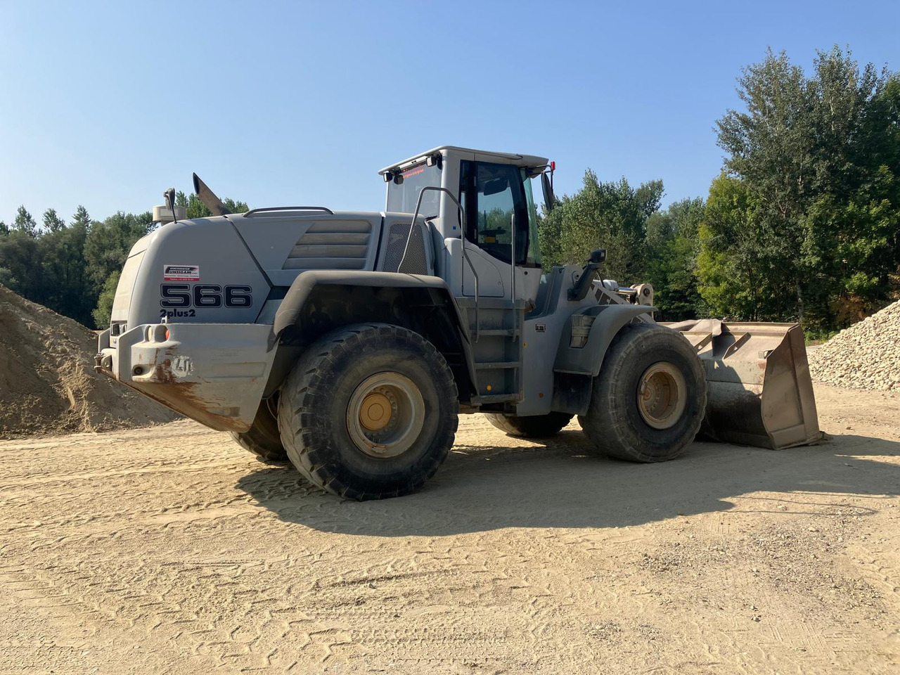 Ελαστιχοφόρος φορτωτής LIEBHERR L 566: φωτογραφία 6